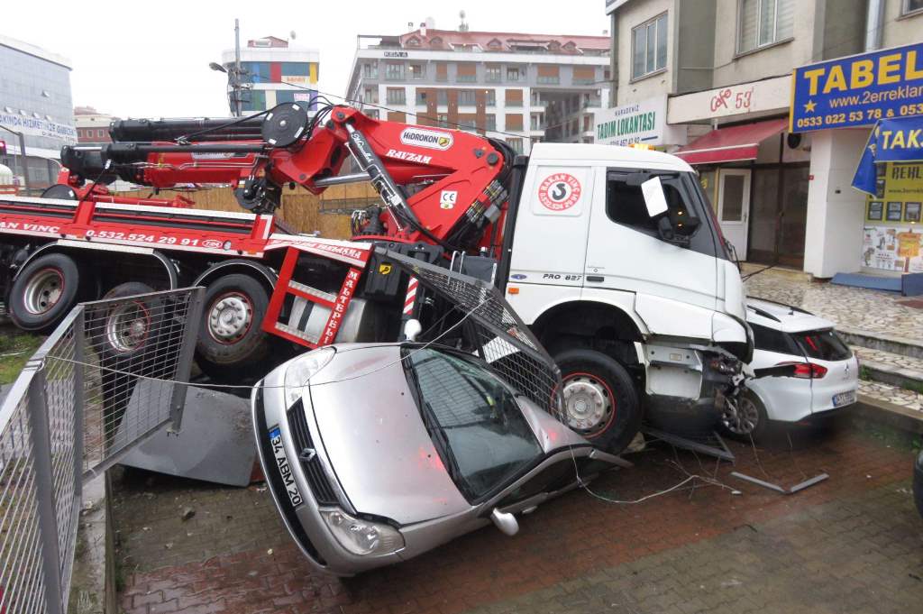 Maltepe'de vinçli kamyon dehşeti: 8 aracı ezdi, benzinliğe daldı