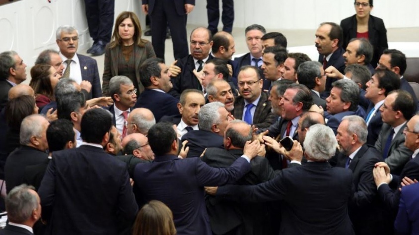 Yumruklu kavganın ardından Meclis'te olağanüstü toplantı