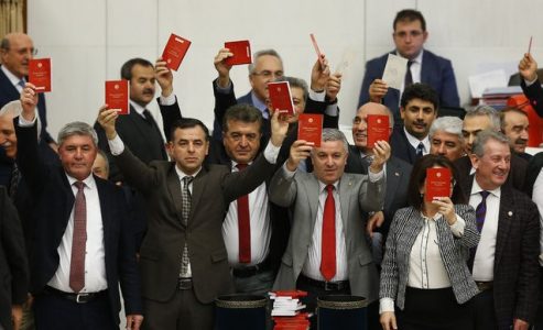 Başkanlık Anayasası teklifinin 17. maddesi Meclis'ten geçti. CHP'li vekiller 'Anayasa'lı protesto yaptı.