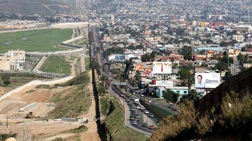 Trump Meksika sınırına örülecek olan duvarı onayladı