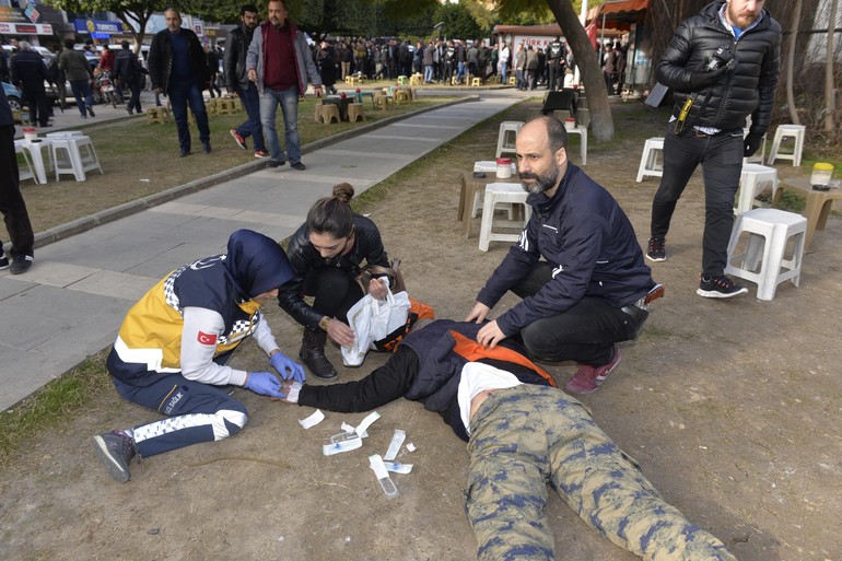Adana Adliyesi önünde çatışma: Yaralılar var