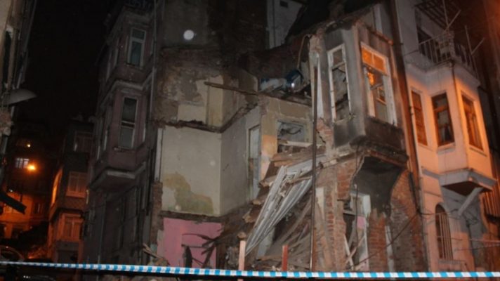 Beyoğlu'nda bina çöktü!