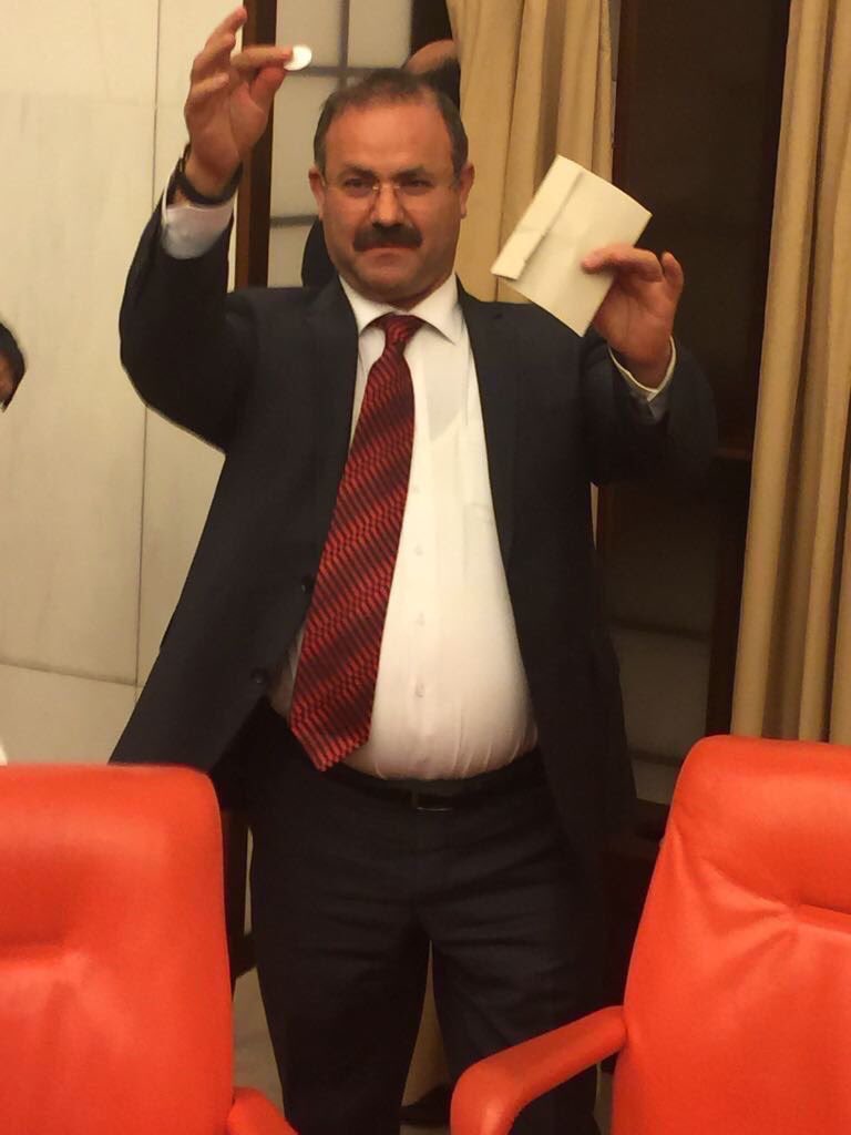 VİDEO | Meclis karıştı, AKP'li vekiller açık oy kullandı