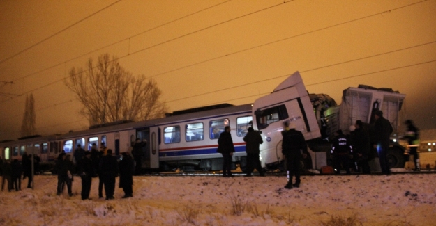 Kütahya'da yolcu treniyle TIR çarpıştı: Ölü ve yaralılar var