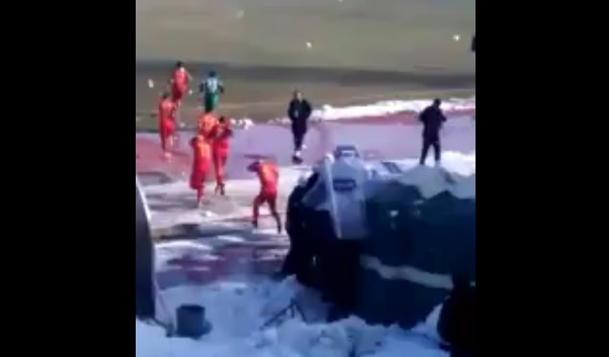 VİDEO | Amedspor'a yine saldırı: Futbolculara sahada küfür ettiler, ne buldularsa fırlattılar...