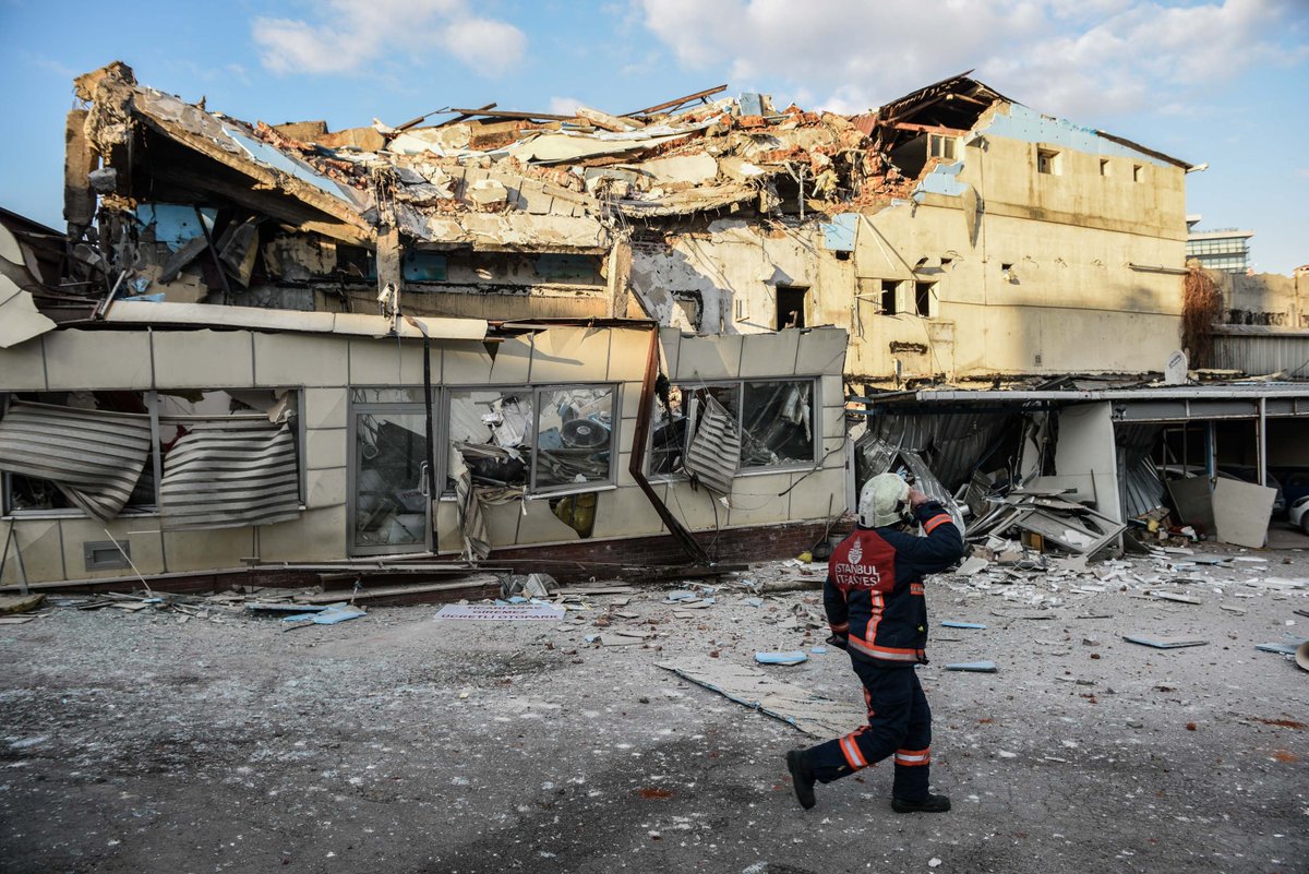 Beyoğlu'nda bina çöktü: Yaralılar var