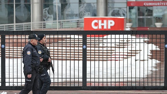 CHP'nin İstanbul'daki kongreleri durduruldu