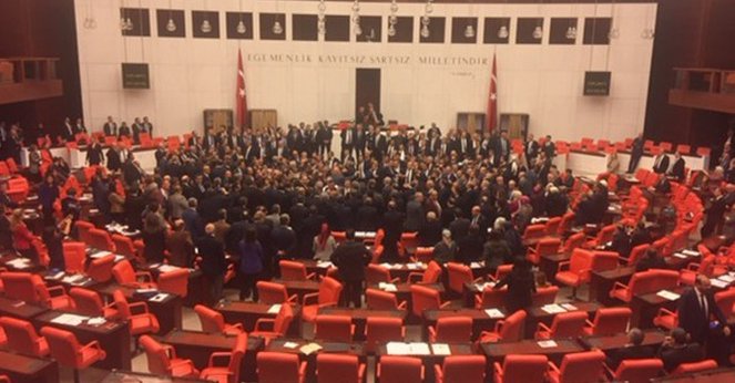 VİDEO | CHP'li vekiller Meclis'te kürsüyü işgal etti