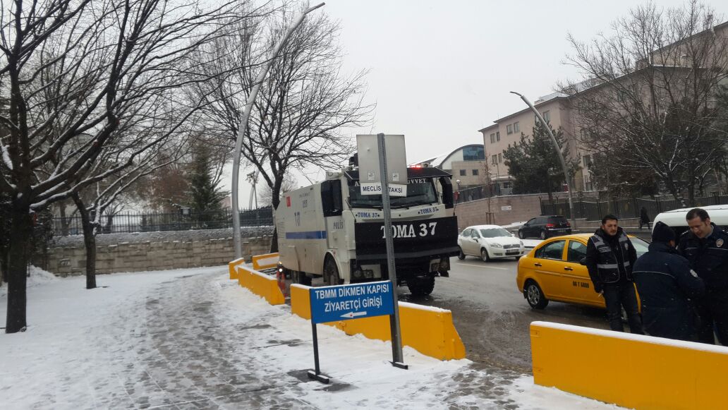 TBMM önünde 'Başkanlık' protestosuna karşı polis çemberi!