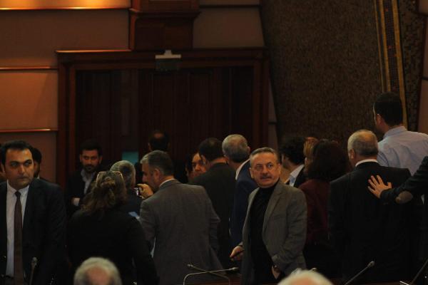 İBB Meclisi'nde AKP zorbalığı: Ensar peşkeşi mikrofonu kapattırdı