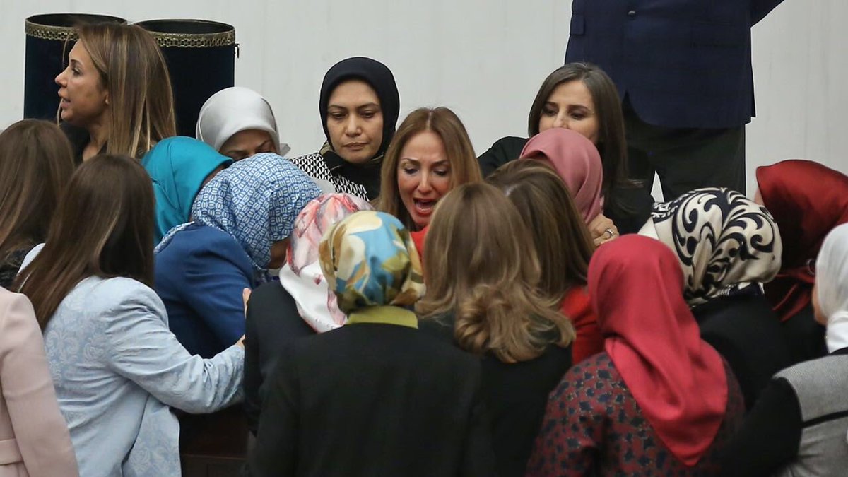 VİDEO | Aylin Nazlıaka'nın kelepçe eylemine AKP'li kadın vekiller saldırdı: İşte o anlar...