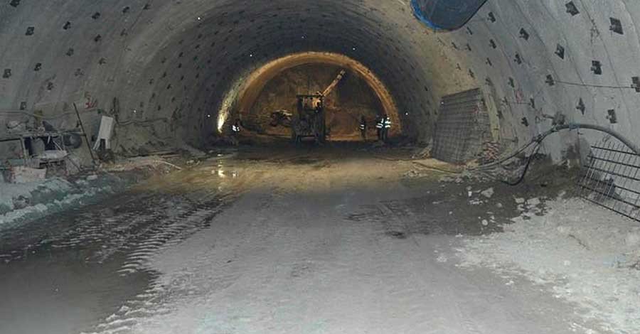 Honaz Dağı Tüneli inşaatında iş cinayeti: 27 yaşındaki işçi, manevra yapan kepçenin altında kaldı
