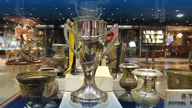 Fenerbahçe Müzesi'nde inanılmaz olay: Trabzonspor taraftarı cam bölmeye kafa atıp kupayı aldı