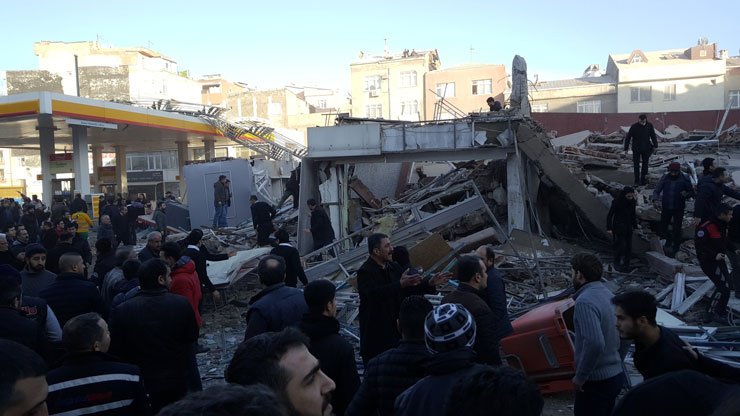 VİDEO | Zeytinburnu'nda 7 katlı bina çöktü: 2 ölü, çok sayıda yaralı