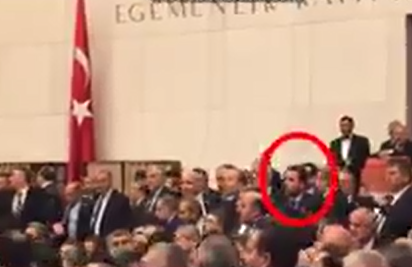 VİDEO |  Yumruk yiyen AKP Genel Başkan Yardımcısı saniyeler önce vekillere bardak fırlatmış