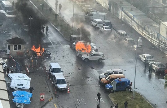 İzmir’de bombalı araçla saldırı