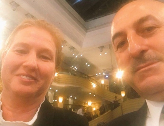 Dışişleri Bakanı Çavuşoğlu, Siyonist Birlik Partisi kurucusuyla 'selfie' çekti