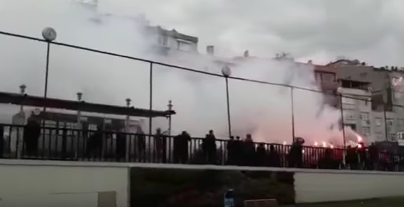 VİDEO | Gaziosmanpaşa'da taraftarlar belediye binasına saldırdı