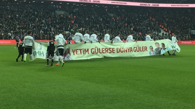 Ziraat Türkiye Kupası maçında skandal: Futbolcular Suriye'deki cihatçıların hamisi İHH'nın pankartını taşıdı!