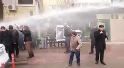 VİDEO | Kocaeli Üniversitesi'nde KHK protestosuna polis TOMA ile saldırdı: 10 öğrenci gözaltında