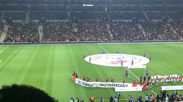 Galatasaray Beşiktaş maçı “15 Temmuz’u unutmayacağız” pankartıyla başladı
