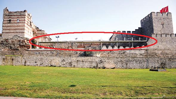 Fatih Belediyesi bin 600 yıllık surlara çatı monte etti