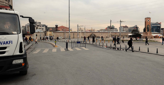 Taksim'de olağanüstü güvenlik önlemleri: Meydana çıkan yollar kapatıldı