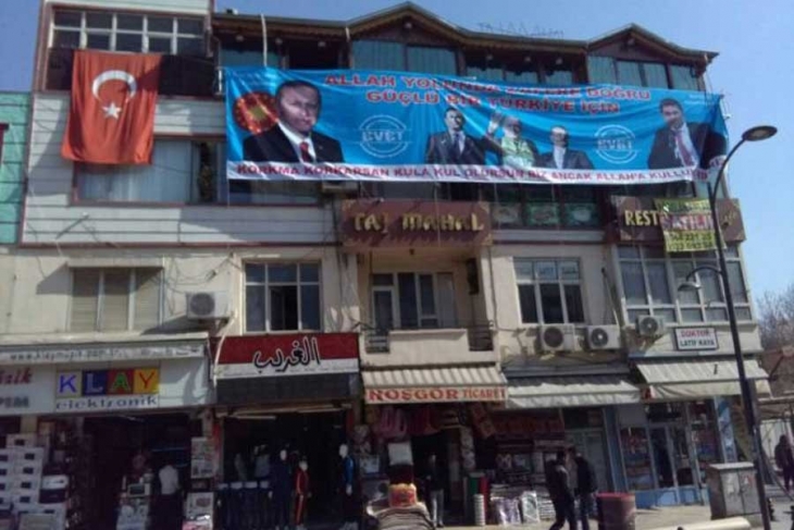 AKP'li belediye yıkım kararı alınan binada 'EVET' pankartını aşamadı