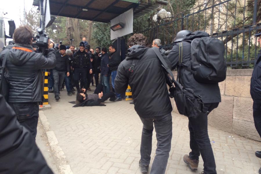 VİDEO | Ankara Üniversitesi'nde polis saldırısı: Akademisyenler okullarına sokulmadı!