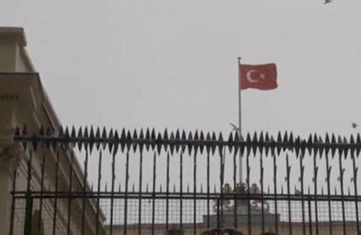 VİDEO | Hollanda Başkonsolosluğu'na Türk bayrağı asıldı