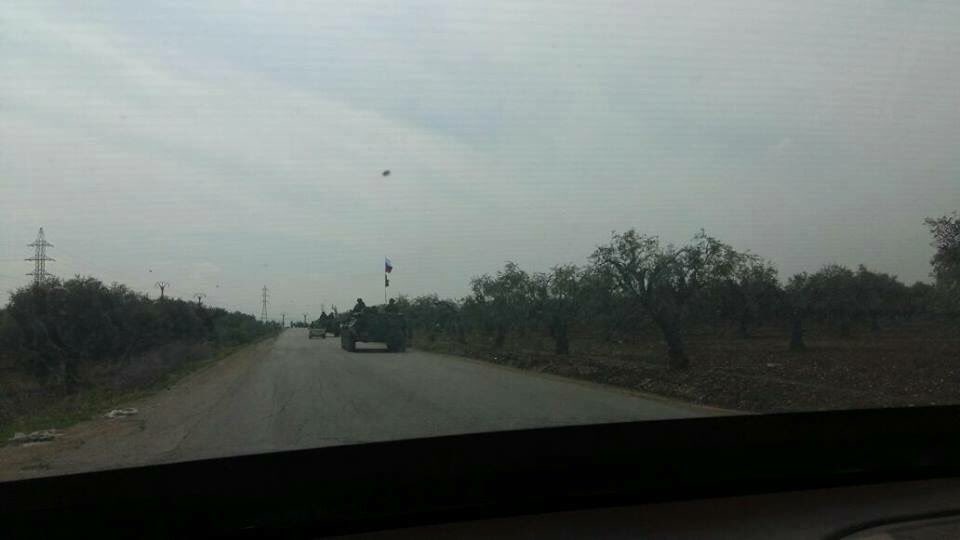 VİDEO | Rus askerleri Afrin'de zırhlı araçlarına Rusya ve YPG bayrakları astı