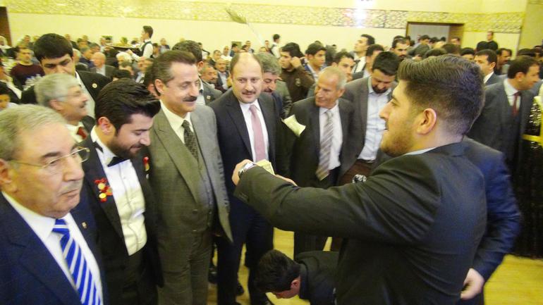 AKP'lilerden düğünde Bakan Faruk Çelik'e 