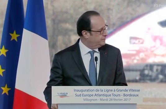 VİDEO | Hollande konuşurken keskin nişancının silahı ateş aldı!