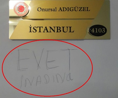 CHP'li vekilin Meclis'teki kapısına 'Evet' yazdılar