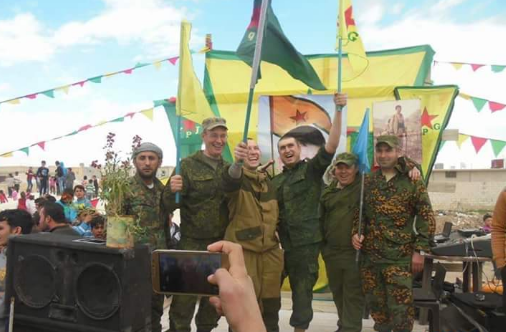 Rus askerleri YPG'liler ile Newroz kutlamalarında