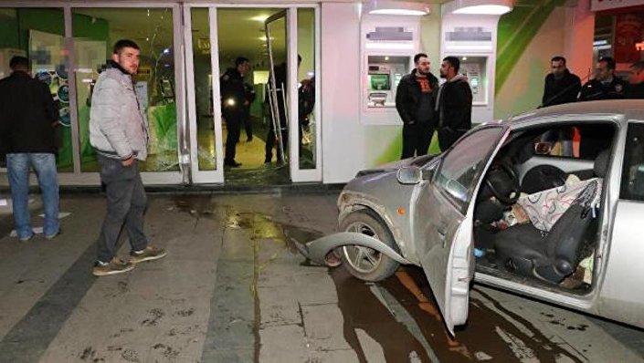 Antalya'da işsiz genç otomobille banka şubesine daldı: 
