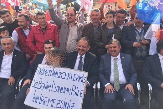 AKP'den çirkin pankarta açıklama: 'Spontane' gelişti