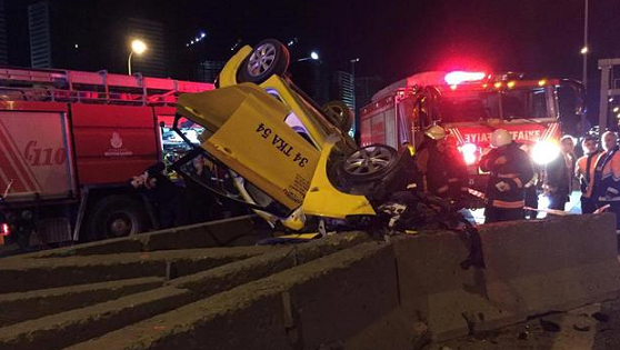 Kadıköy'de taksi beton bariyerin üzerine düştü: 2 kişi hayatını kaybetti