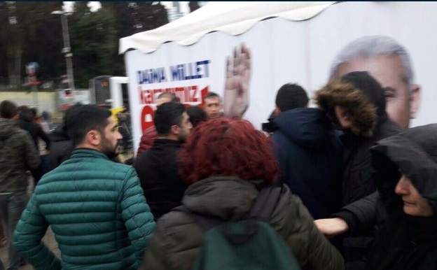Şişli'de 'Evet'çiler, Hollandalı sandıkları Norveçli gazeteciye saldırdı