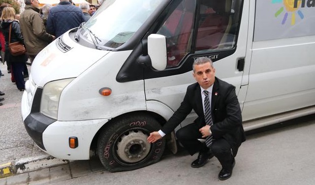 ‘Hayır’ aracının tüm lastikleri kesildi