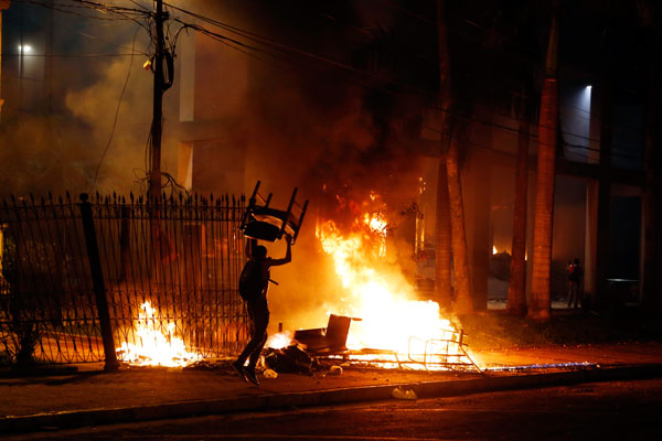 Paraguay'da başkanlık yasa tasarısına isyan: Kongre binası ateşe verildi