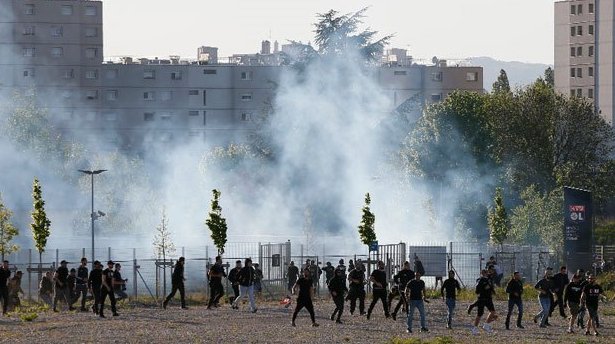 Fransa'da Lyon maçı öncesi Beşiktaş taraftarlarına polis saldırısı
