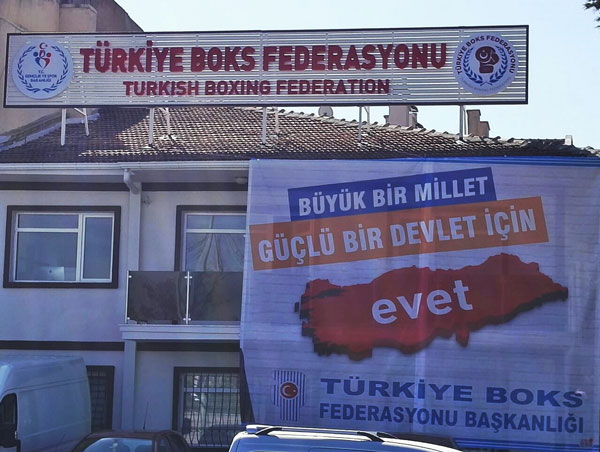 'Evet' pişkinliği: Boks Federasyonu binasına bile pankart!