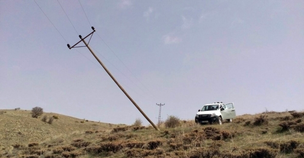 Sivas, Tokat ve Yozgat'ta yüzlerce elektrik direği fırtına nedeniyle yıkıldı