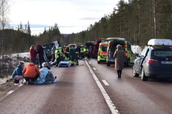 VİDEO | İsveç'te ilkokul çocuklarını taşıyan otobüs kaza yaptı: 3 ölü