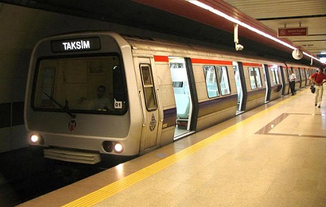 İstanbul metrosunda polisten çıplak arama!