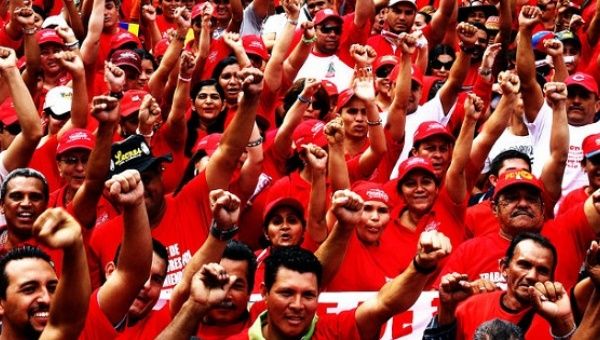 Venezuela'da patronlar greve çağrıyor, işçiler direniyor