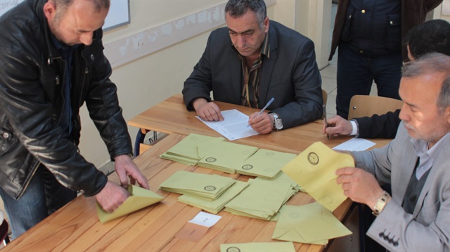 YSK skandal kararlara devam ediyor: Mühürsüz oylar da sayılacak!