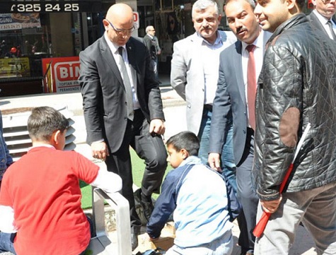 MHP'li başkanın 23 Nisan 'hediye'si: Çocuk işçiye ayakkabılarını boyattı!