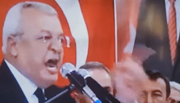 'Hayır' diyenleri 'şerefsiz' ilan eden ve işten atmakla tehdit eden AKP'li başkan yeniden aday gösterildi!